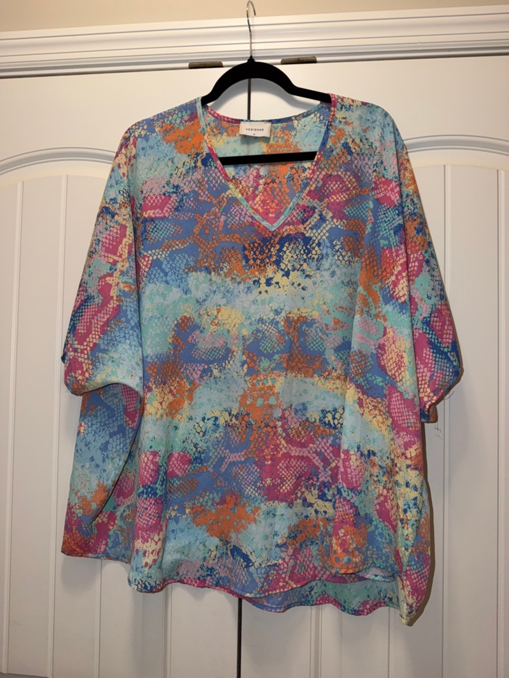 Adrienne Multicolor V-Neck Abstract M